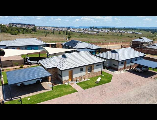 3 BEDROOM TOWNHOUSE FOR SALE IN COSMO CITY